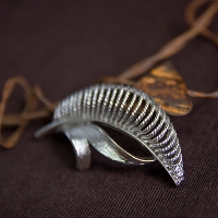 Lisner: Silver Feather Leaf Vintage Brooch