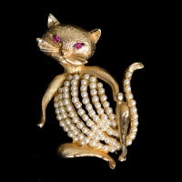 Kramer-Pearl Stripe Cat Brooch