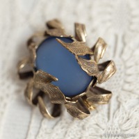 海に眠るムーンサファイヤの瞳アンティーク・ブローチ