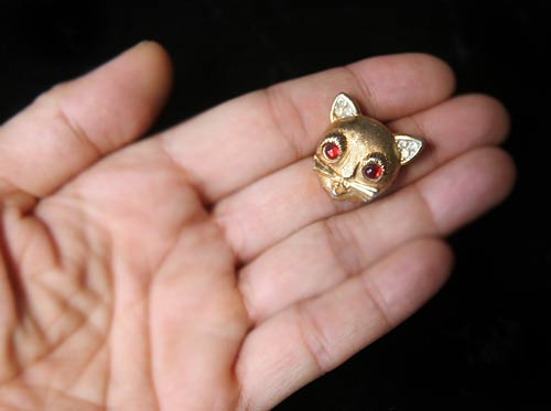 BSK: Gold Cat Head Vintage Brooch With Red Eyebrows And Red Eyes - Image 4