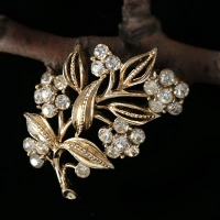 Listener-Rhinestone Flower Twig Brooch