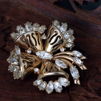 Hollycraft: Crystal Lace Ribbon Vintage Brooch