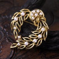 Listener-Lace Leaf Wreath Brooch