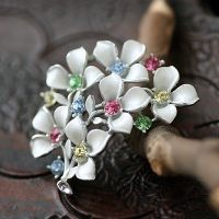 Listener-Milk Candy Flower Brooch