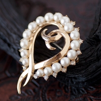 Trifari: Ribbon Heart Pearl Vintage Brooch