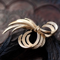 Trifari-Breeze Gold Ribbon Brooch